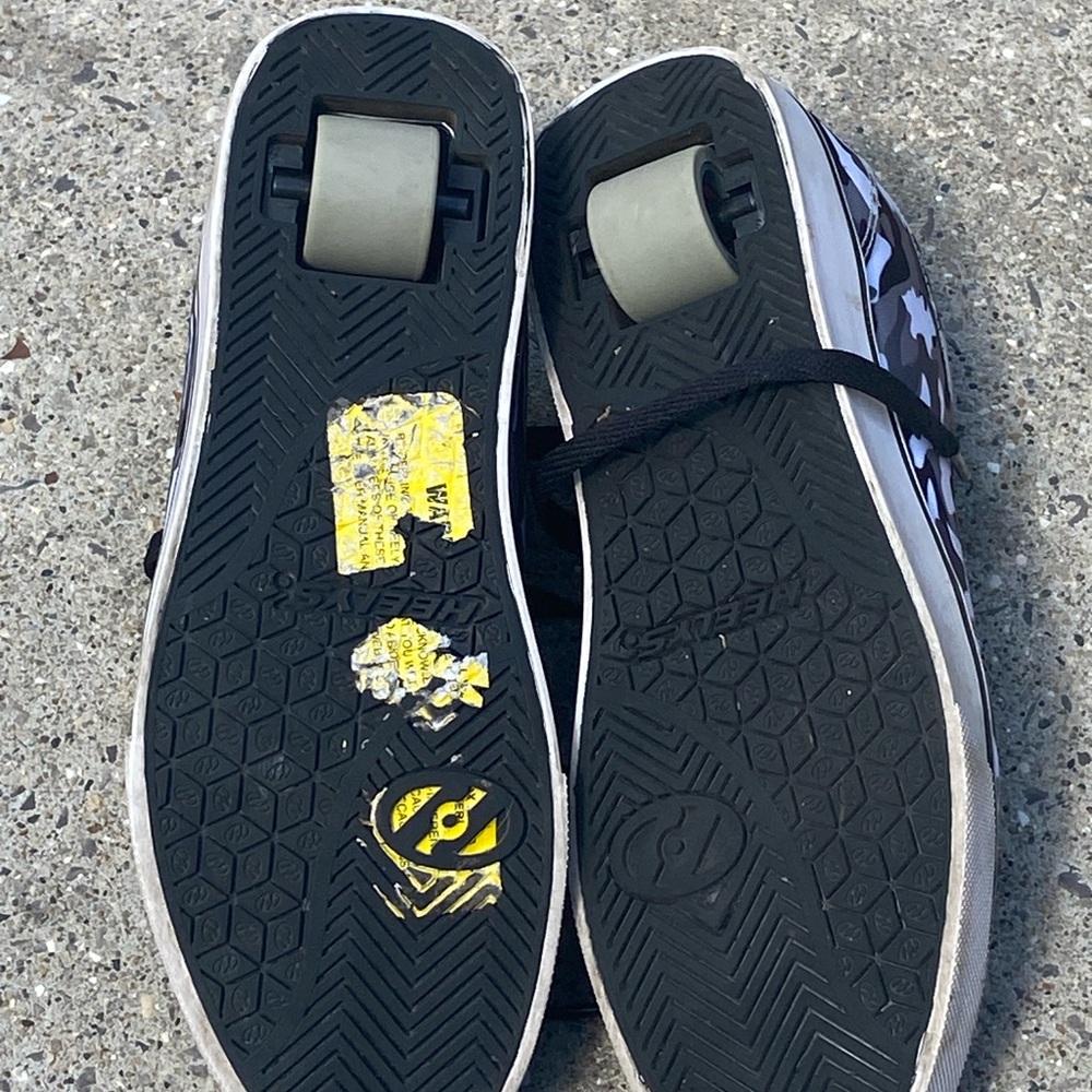Heelys mens Sz 8.